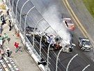 Kyle Larson (íslo 32) pi nehod v závodu NASCAR v Dayton. 