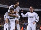 MADRIDSKÁ RADOST. Fotbalisté Realu Cristiano Ronaldo (dole), Alvaro Arbeloa a
