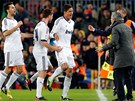 PRO POCHVALU. Raphael Varane se po gólu bí pozdravit s trenérem Realu Madrid