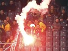 BALONEK S PYROTECHNIKOU. Fanouci Fenerbahce Istanbul na stadion v utkání proti