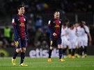 SMUTNÉ HVZDY. Lionel Messi a Andrés Iniesta z Barcelony jdou smutn na svou