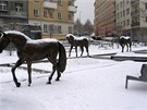 Sníh pokryl sochy.