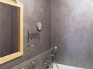 Na stnách v koupeln je akrylátová strka dokonená voskem. 