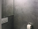 Nad WC umístil architekt skíku do niky.