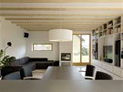Obytný prostor 1: od kuchyn se otevírá pohled na jídelní stl i sezení,