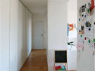 Obytný prostor 3: velké otvory propojily obývací pokoj také s chodbou, která se