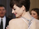 Anne Hathawayová na erveném koberci v rových atech Prada a s diamantovým...