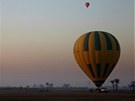 Vyhlídka z horkovzduných balónu na behy Nilu pi východu slunce je mezi