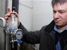 Radek Vomoil, editel nového pivovaru v Kynperku, kontroluje bublání oxid...