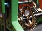 Detail zrestaurovaného vního hodinového stroje kraslické firmy Kohlert, který
