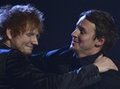 Ed Sheeran objímá vítze Brit Awards 2013 Bena Howarda.