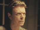 David Bowie v klipu The Stars (Are Out Tonight), v nm si jeho manelku