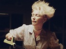 Tilda Swintonová si v klipu zahrála manelku Davida Bowieho. 