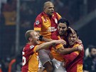 KUPA RADOSTI. Fotbalisté Galatasaraye slaví gól Buraka Yilmaze (vpravo).