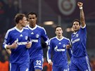 RADOST MODRÝCH. Fotbalisté Schalke se radují z gólu Jermaina Jonese (vpravo),