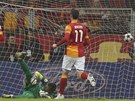 PEKONANÝ. Fernando Muslera, branká Galatasaraye, práv dostal gól z kopaky