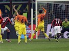 GÓL. Kevin-Prince Boateng (tetí zleva) z AC Milán stílí gól do brány