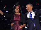 Michelle Obamová s manelem Barackem Obamou slaví (Chicago, 7. listopadu 2012).