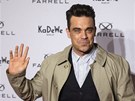 Robbie Williams v Berlín, kde pedstavil svou módní kolekci znaky Farrell...