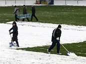 Dobrovolnci uklzej snh na libereckm stadionu ped derby s Jabloncem. 