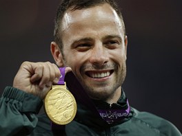 Vzpomnka na lep asy. Oscar Pistorius se zlatou medail z bhu na 400 metr