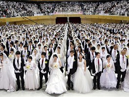 HROMADNÁ SVATBA. Tisíce lidí si slíbily vrnost pi masové svatb len sekty...