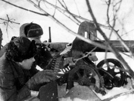 Výcvik pokraoval i v ruské zim. Vojáci na snímku se uí zacházet s tkým