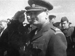 Inspekci eskoslovenské jednotky v Buzuluku pijel v ervenci 1942 vykonat...