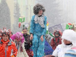 Zhruba dv stovky nadenc uly od novoborského kina na námstí asi kilometr....