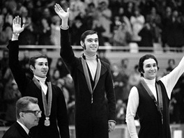 Na stupních vít�z� zleva Sergej �etveruchin (SSSR, st�íbrná medaile),...
