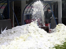 Úklid sněhu na libereckém stadionu před derby s Jabloncem.