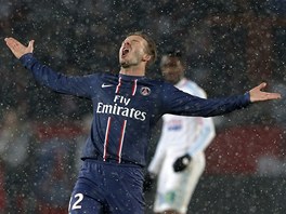 Záloník David Beckham z Paris St. Germain se zlobí po promarnné akci.