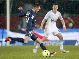 Záloník David Beckham z Paris St. Germain ukazuje, e pravaku má stále...