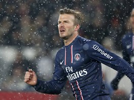 Záloník David Beckham z Paris St. Germain mezi snhovými vlokami sleduje mí,...