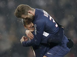 Záloník David Beckham z Paris St. Germain gratuluje Zlatanu Ibrahimovicovi ke...