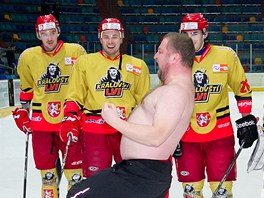 Kustod Martin Kratochvl v, jak vyhecovat hokejisty Hradce Krlov. Takto