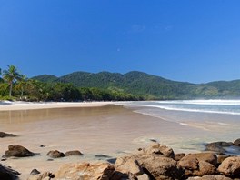7. Lopes Mendes Beach, ostrov Ilha Grande, Brazílie. Vyhláená mekka surfa,...