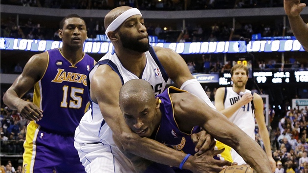 Vince Carter z Dallasu dlal vechno mon, aby ubrnil Kobeho Bryanta. Hvzda Los Angeles vak pesto nastlela 38 bod.