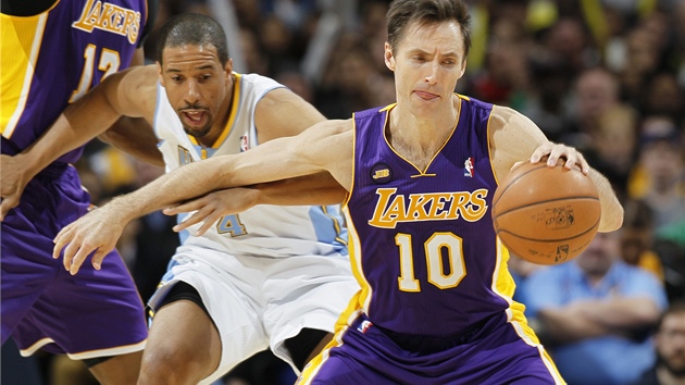 Steve Nash  z LA Lakers se sna udret m ped zuivm napadnm Andreho Millera z Denveru. 