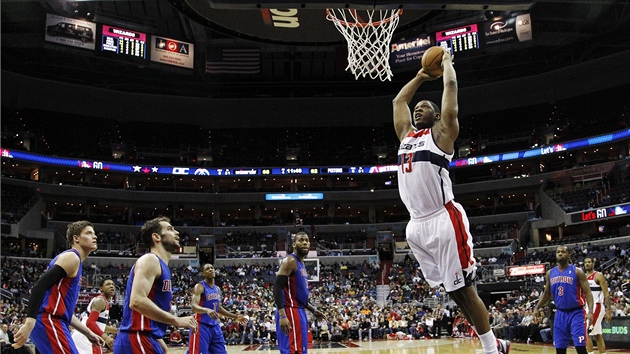 Kevin Seraphin z Washingtonu smeuje za dozoru hrá Detroitu.