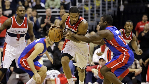 Trevor Ariza z Washingtonu pronik obranou Detroitu. Fauluje ho Will Bynum.