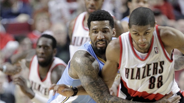 Wilson Chandler (vlevo) z Denveru dr pronikajcho Nicolase Batuma z Portlandu.