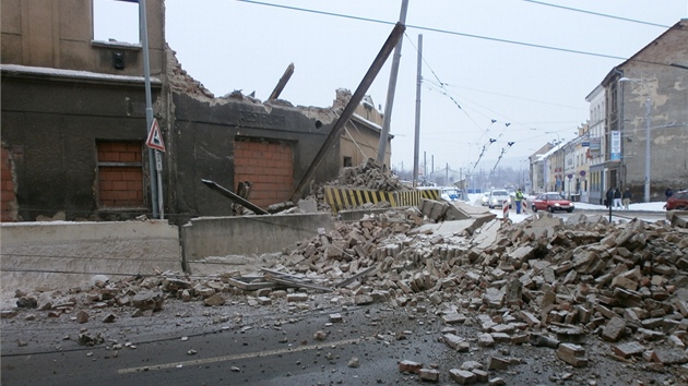 Trosky domu spadly na frekventovanou kiovatku mezi centrem Ústí, trmickým