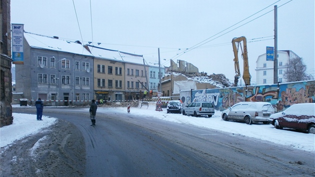 Trosky domu spadly na frekventovanou kiovatku mezi centrem st, trmickm Globusem a vpadovkou na Teplice.