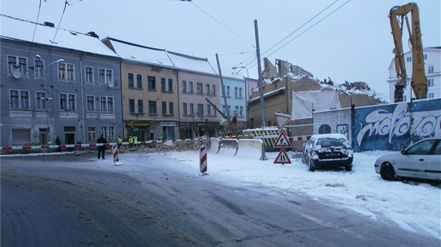 Trosky domu spadly na frekventovanou kiovatku mezi centrem st, trmickm Globusem a vpadovkou na Teplice.