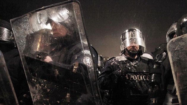 Podkov policie, kter zasahovala proti demonstrantm v bulharsk Sofii (19. nora 2013).
