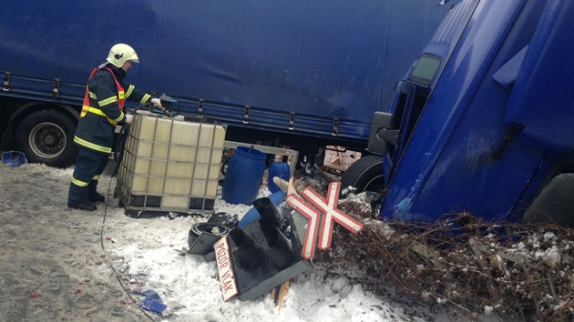 Nehoda kamionu na železničním přejezdu v Králově Dvoře (23. února 2013).