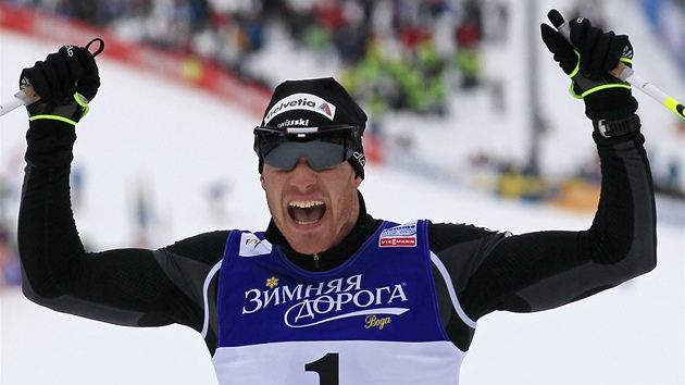 VTZ. Dario Cologna se raduje, ve skiatlonu vybojoval na mistrovstv svta ve Val de Fiemme zlatou medaili.