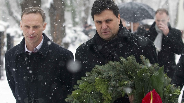 OPORY. Dominik Haek (vlevo) a Vladimr Rika pichzej k hrobu bvalho reprezentanho koue Ivana Hlinky.