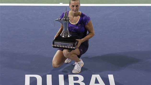 VE DLEITÉ. Místo konání: Dubaj, vítzka s trofejí: Petra Kvitová.